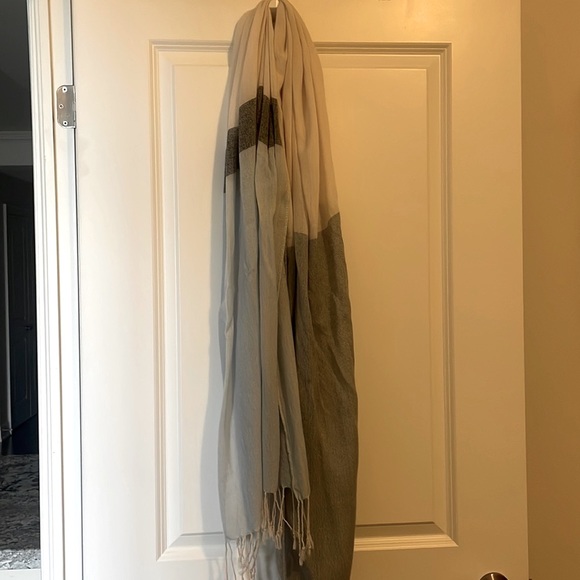 Lightweight shawl or scarf H&M - Picture 3 of 5